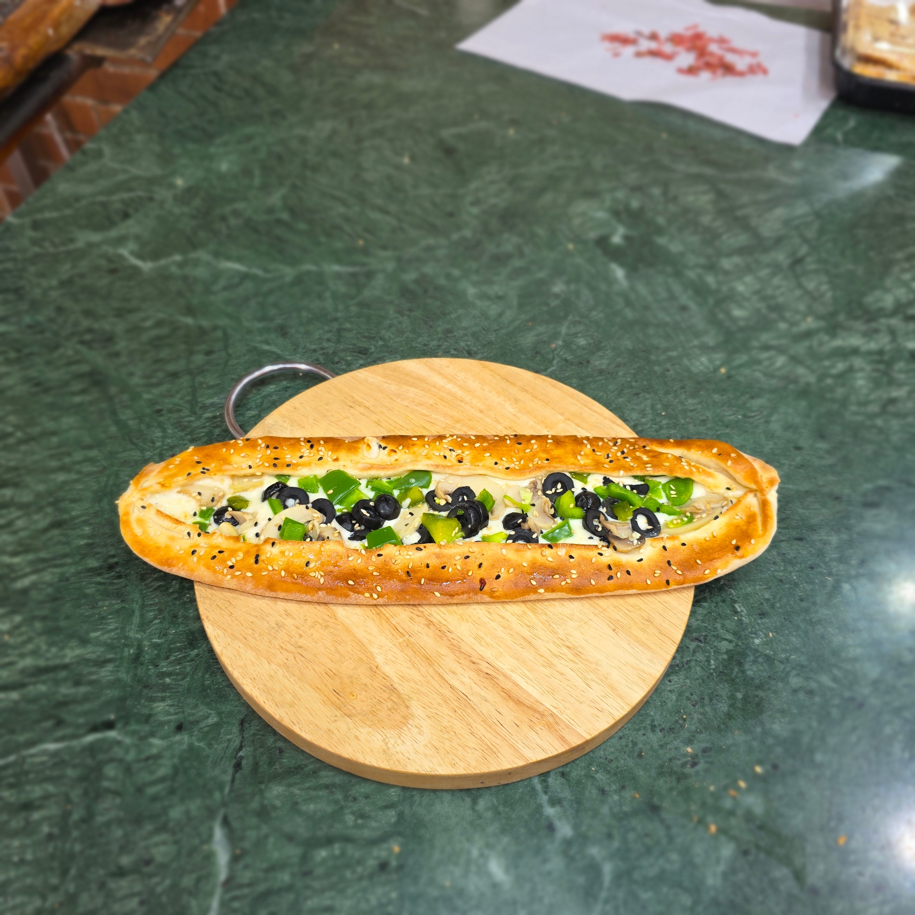 Akkawi vegetables pide