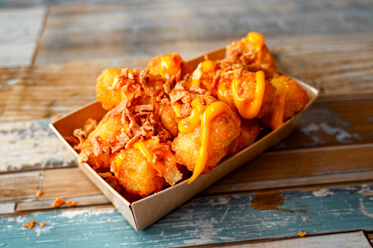 Tater Tots & Cheddar fondu & Oignons frits