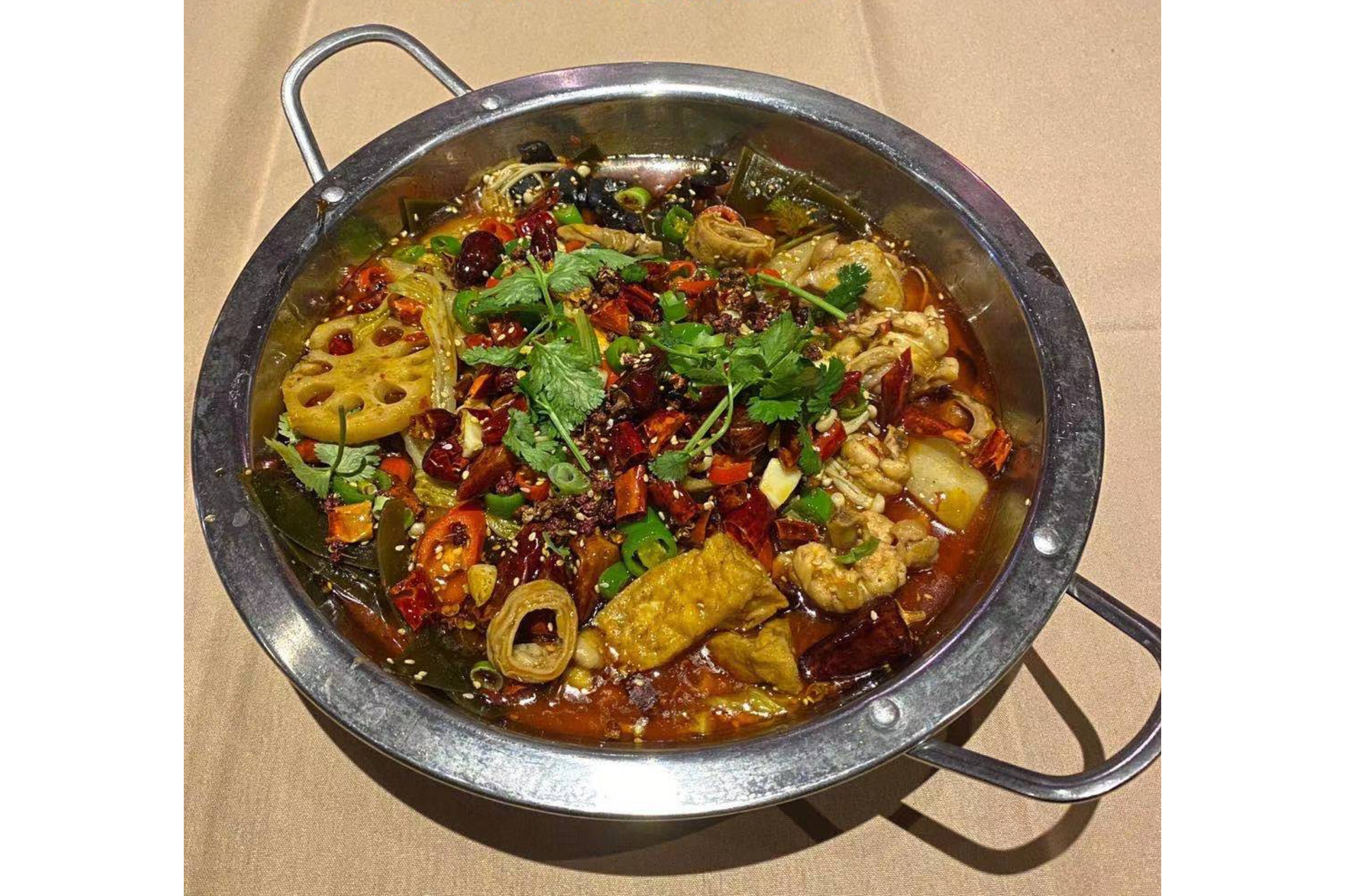 Pig Intestine And Diced Chicken With Bones Casserole 肥肠鸡