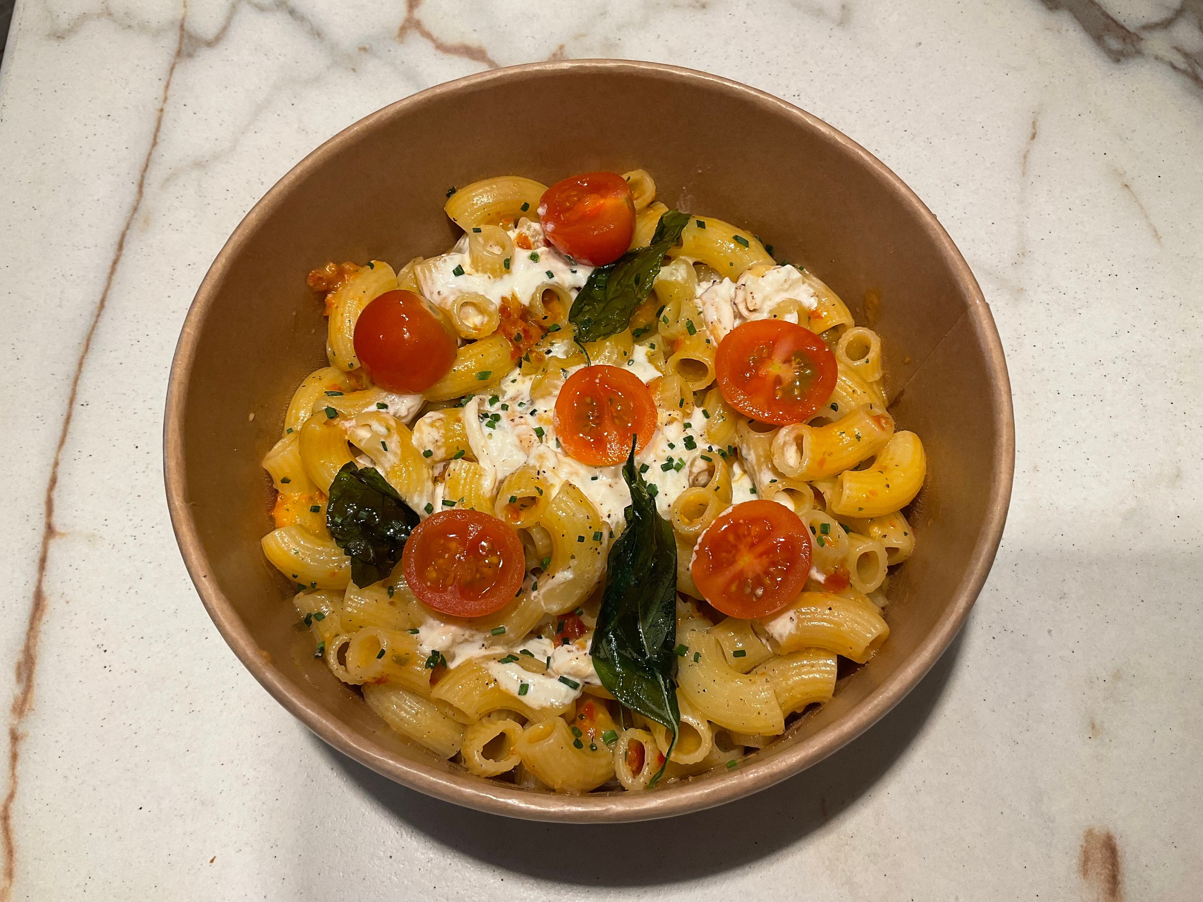 Coquillettes pesto rosso & stracciatella fumée