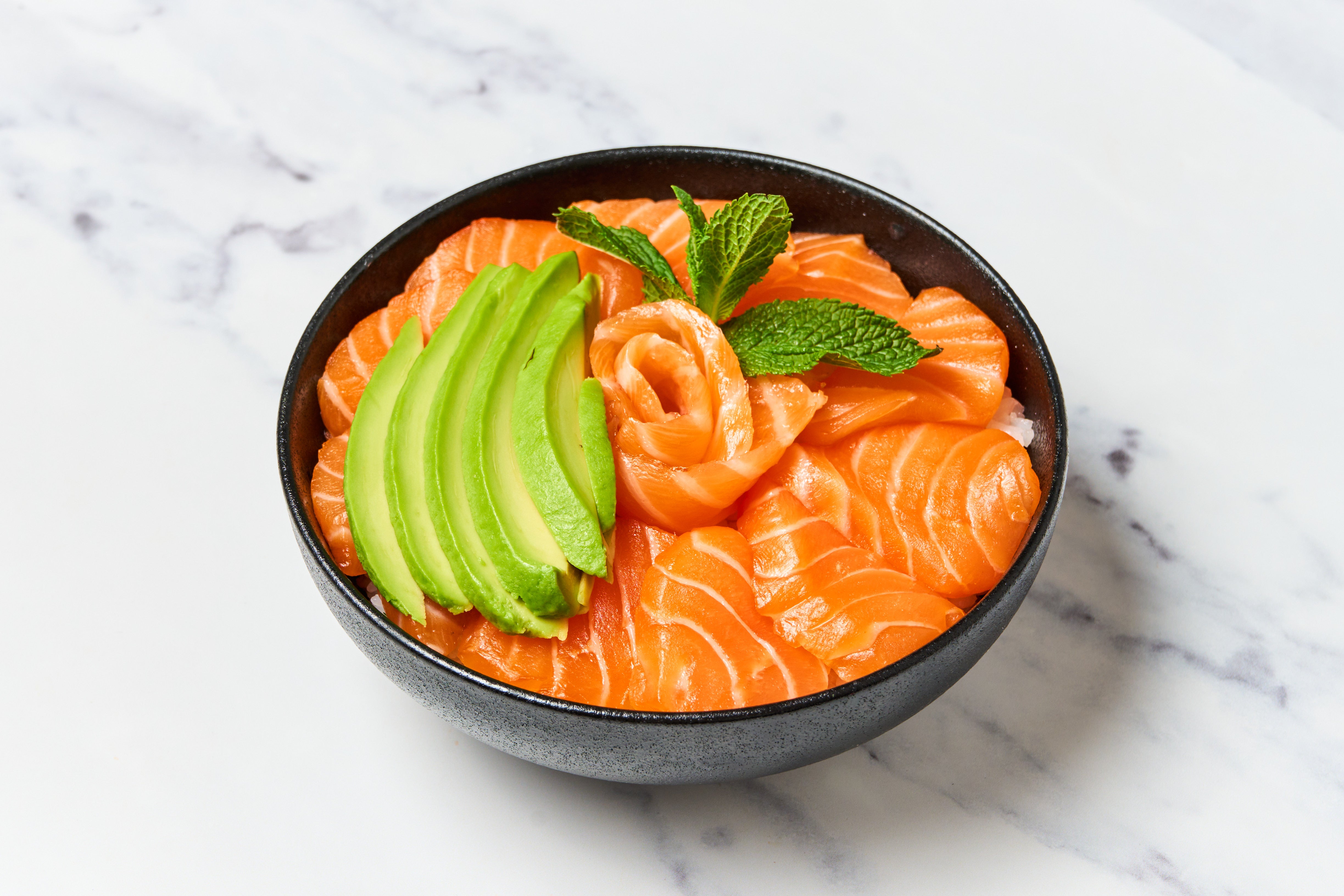 Chirashi, saumon avocat