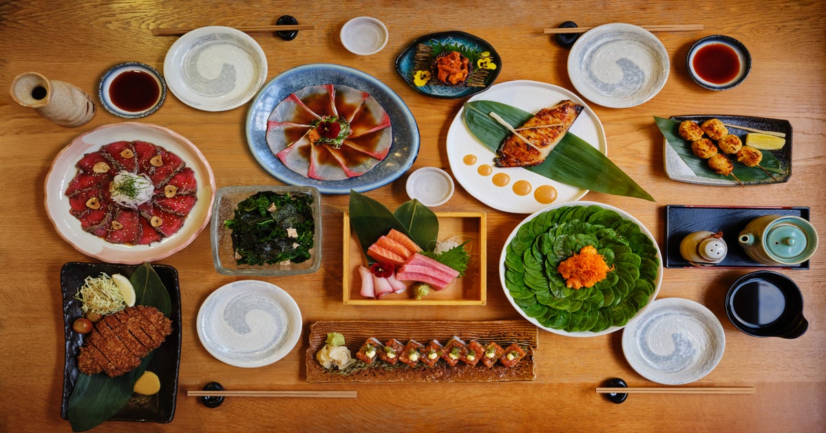 Sushi Set Black Blue Plum 4 pcs with Chopsticks - Made In Japan Europe