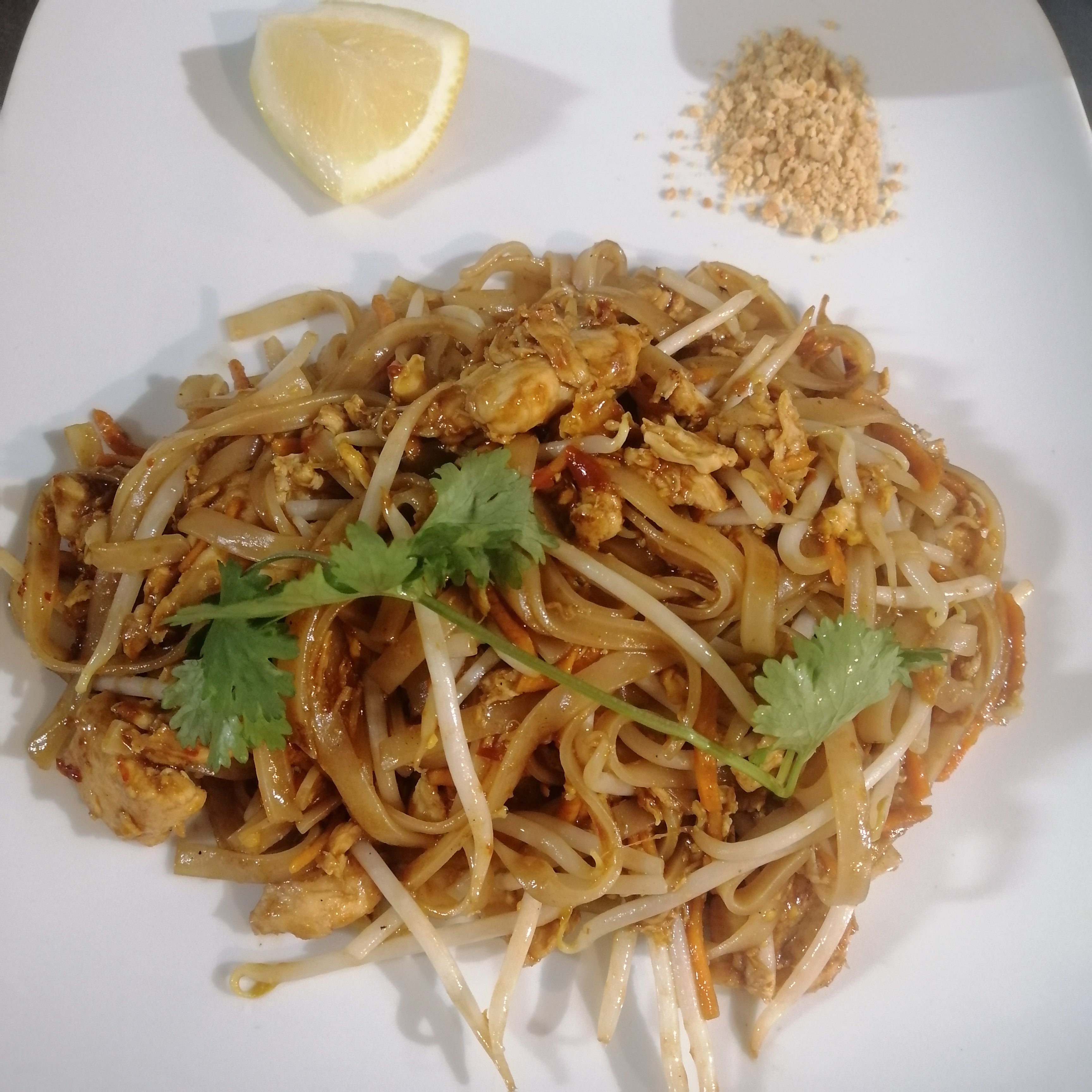 P23 Phad thaï au poulet (pâtes de riz sauté)🥘🔥🍗