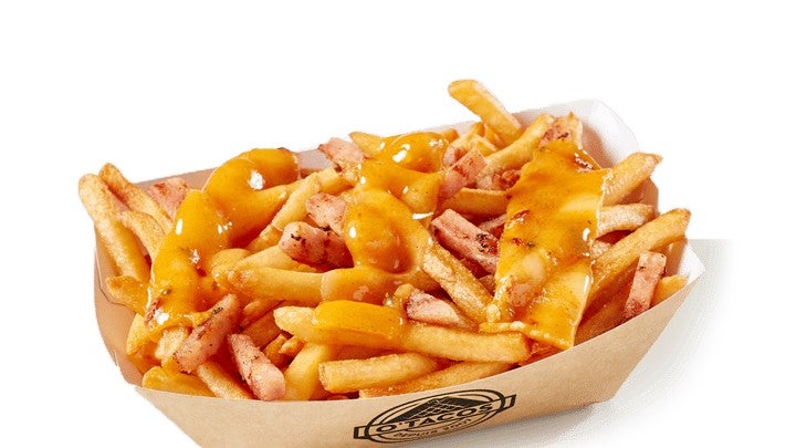Frites sauce cheddar avec lardons