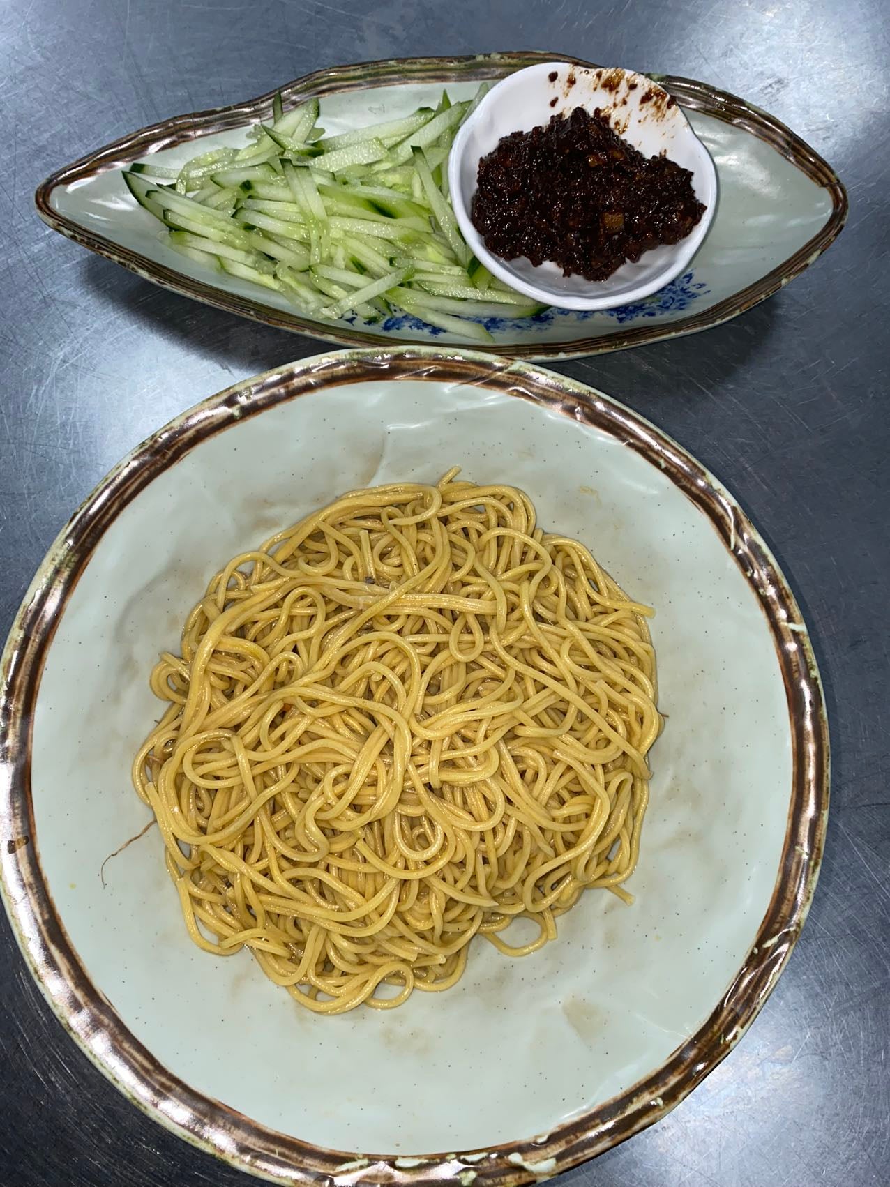 Beijing Style Minced Pork & Shredded Cucumber Noodles(cold) (北京炸酱面)
