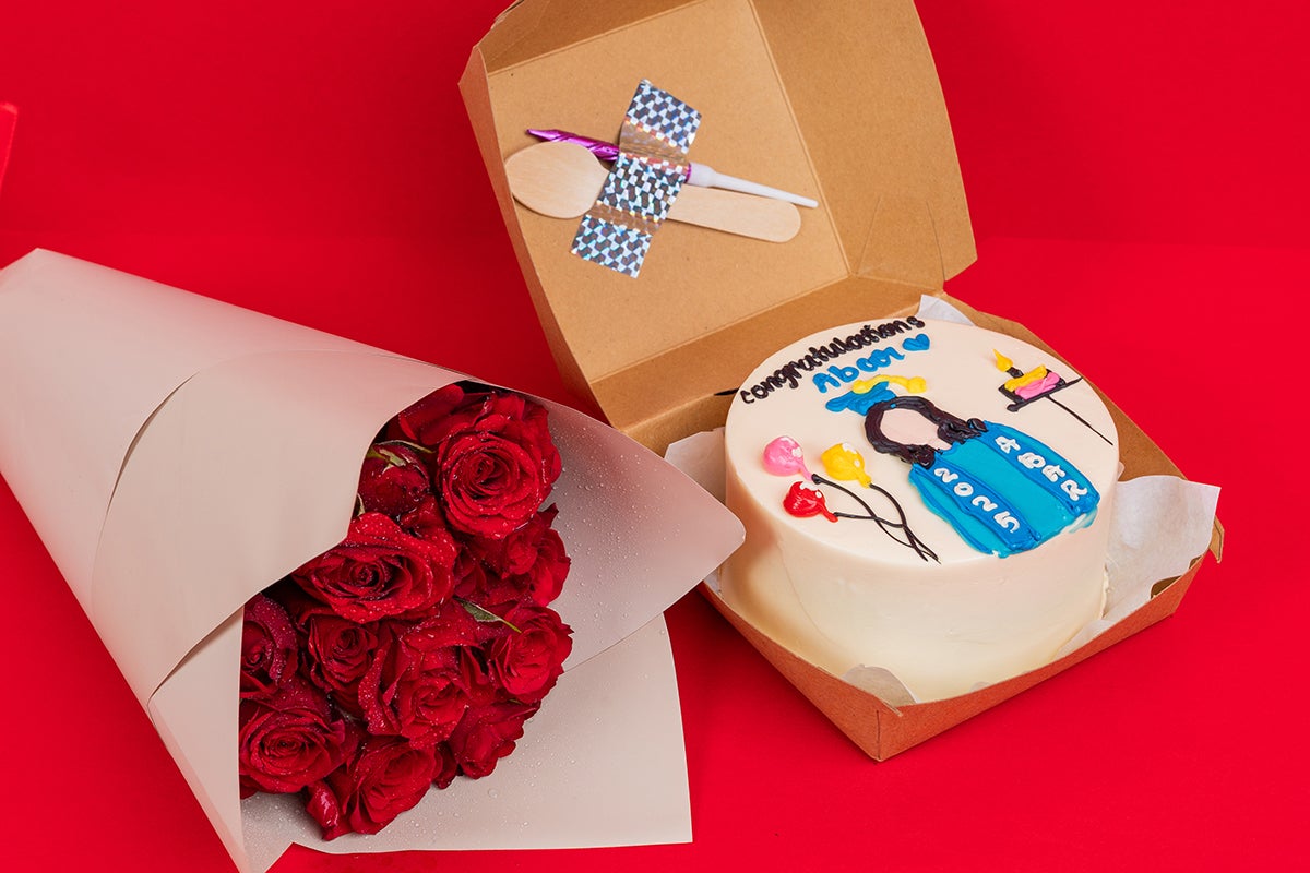 Special graduation cake With flowers