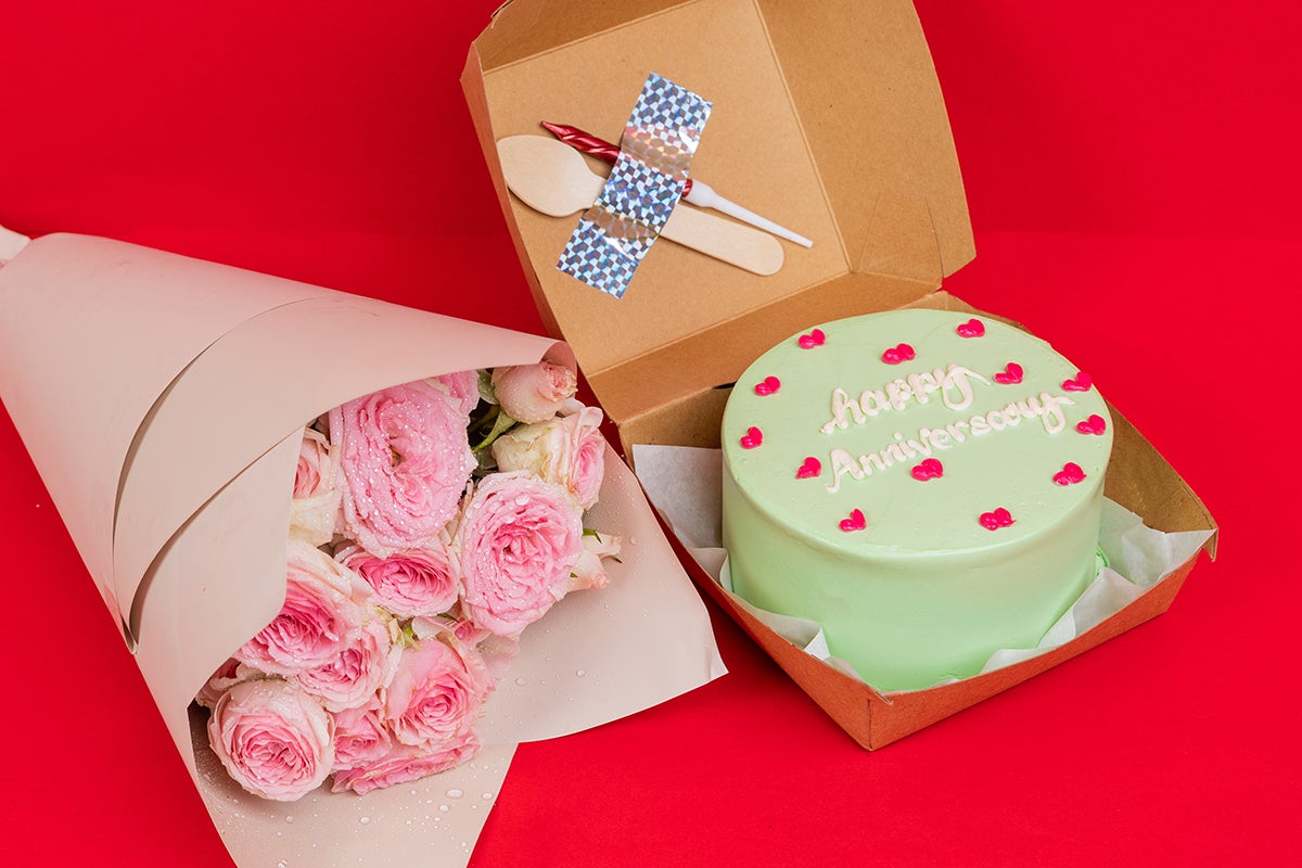 Green Happy Anniversary cake With flowers