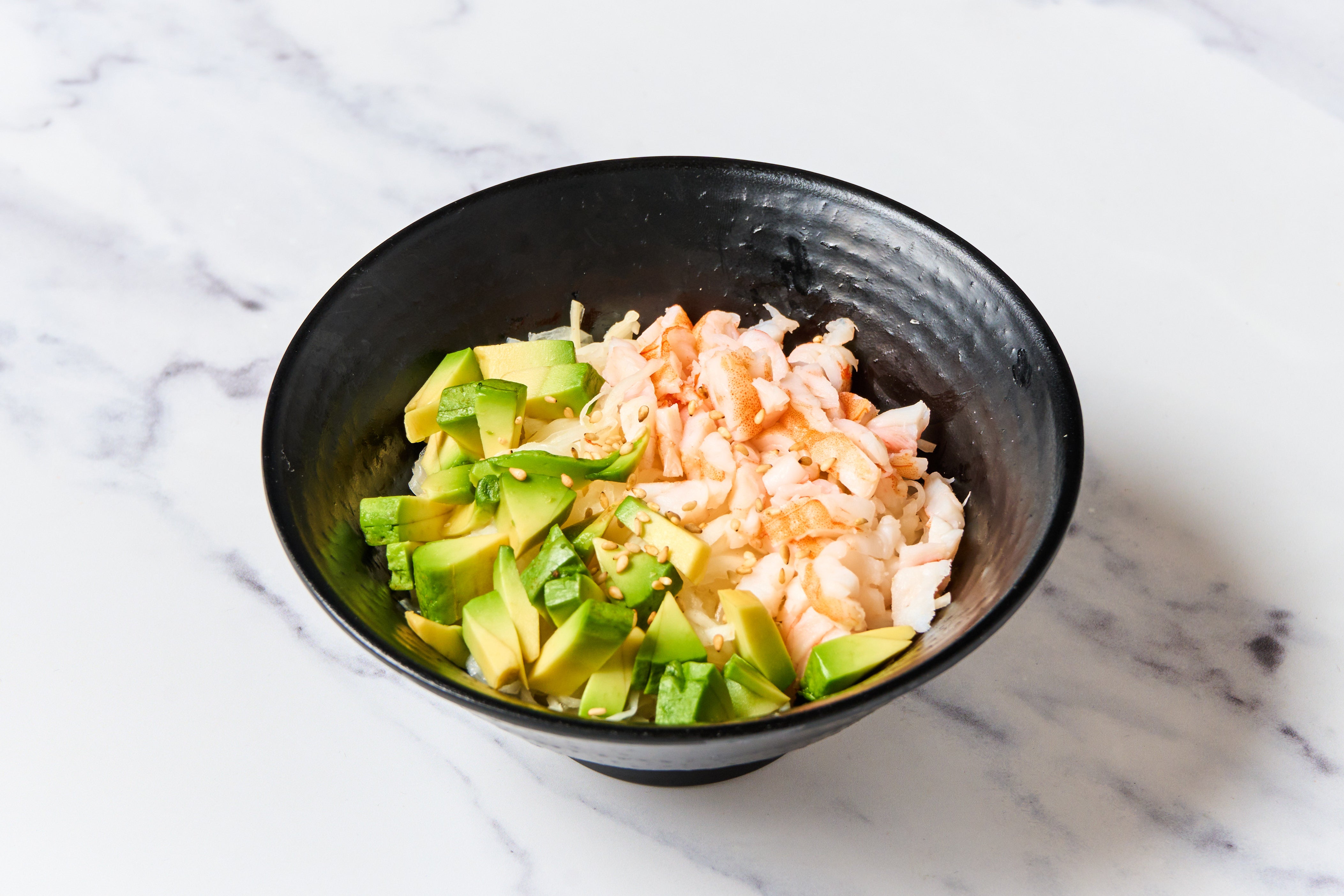 Salade chou crevettes avocat