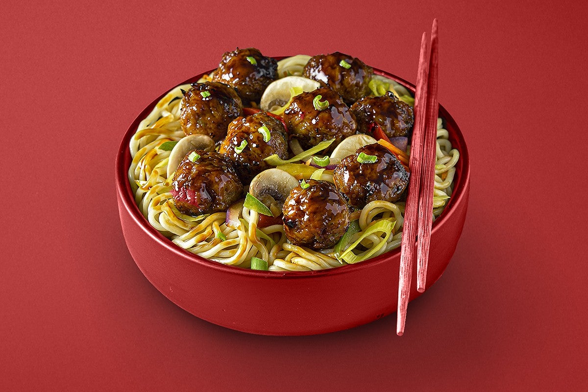 Nouilles à la japonaise aux boulettes de poulet satay