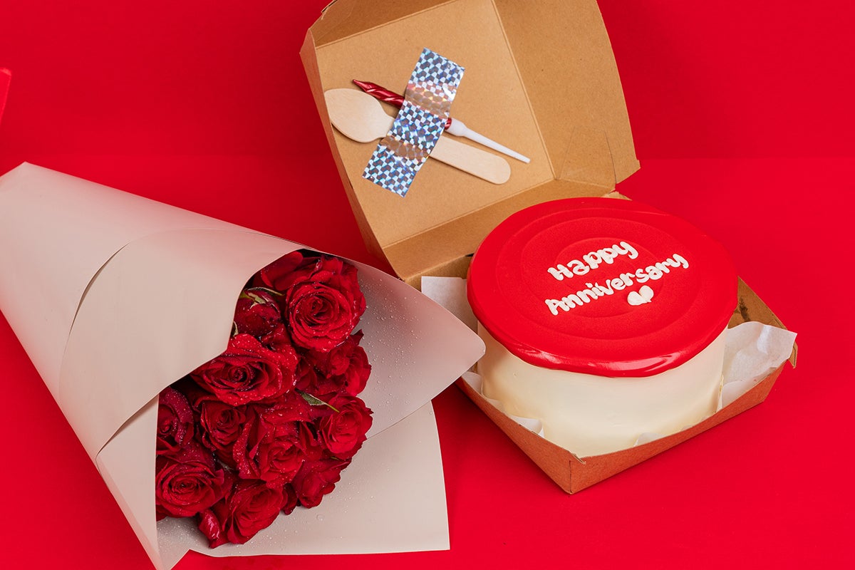 Happy anniversary cake With flowers