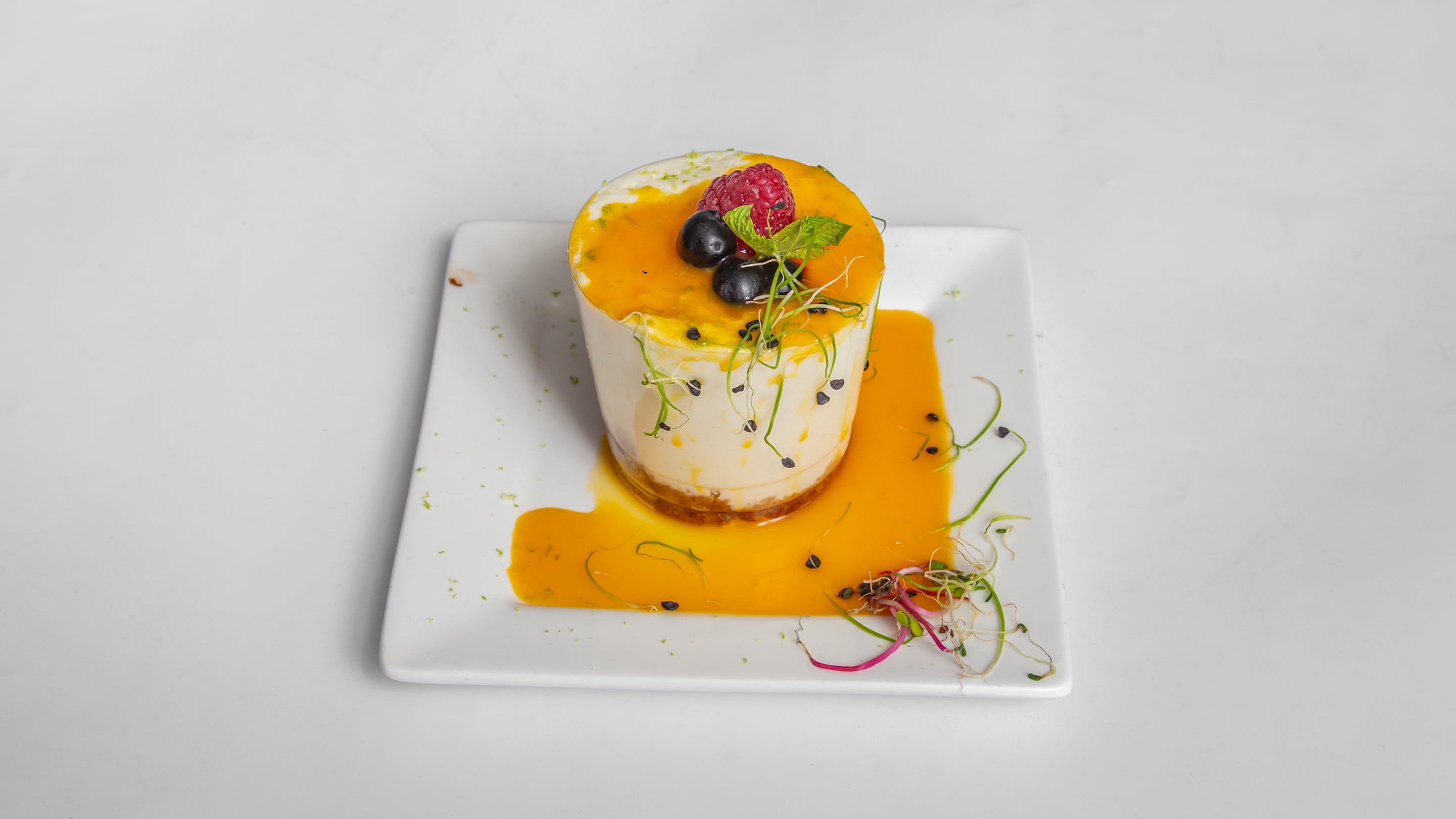 Cheesecake au citron vert, purée de mangue et spéculoos