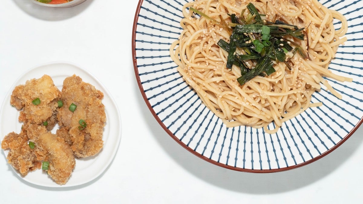 Nouilles à la sauce poireau et poulet mariné