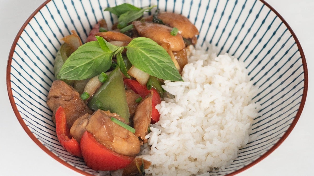 Riz avec poulet et sa sauce avec épices