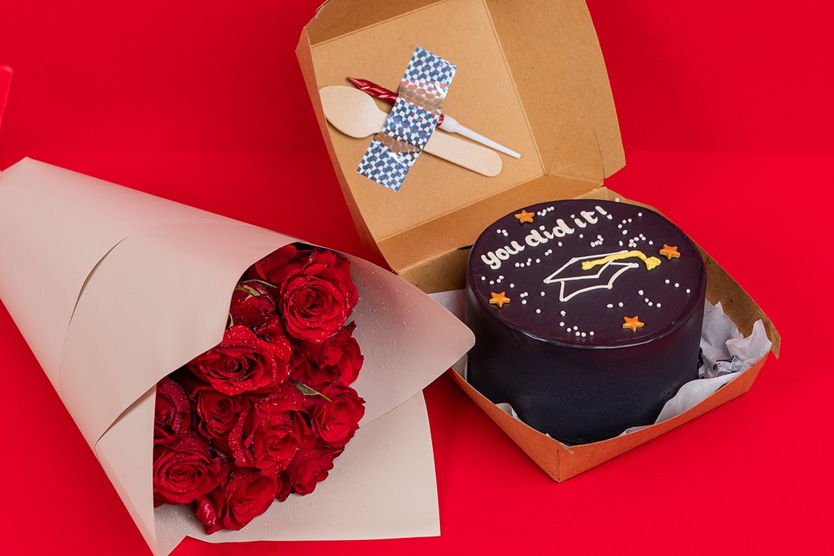 Black graduation cake With flowers