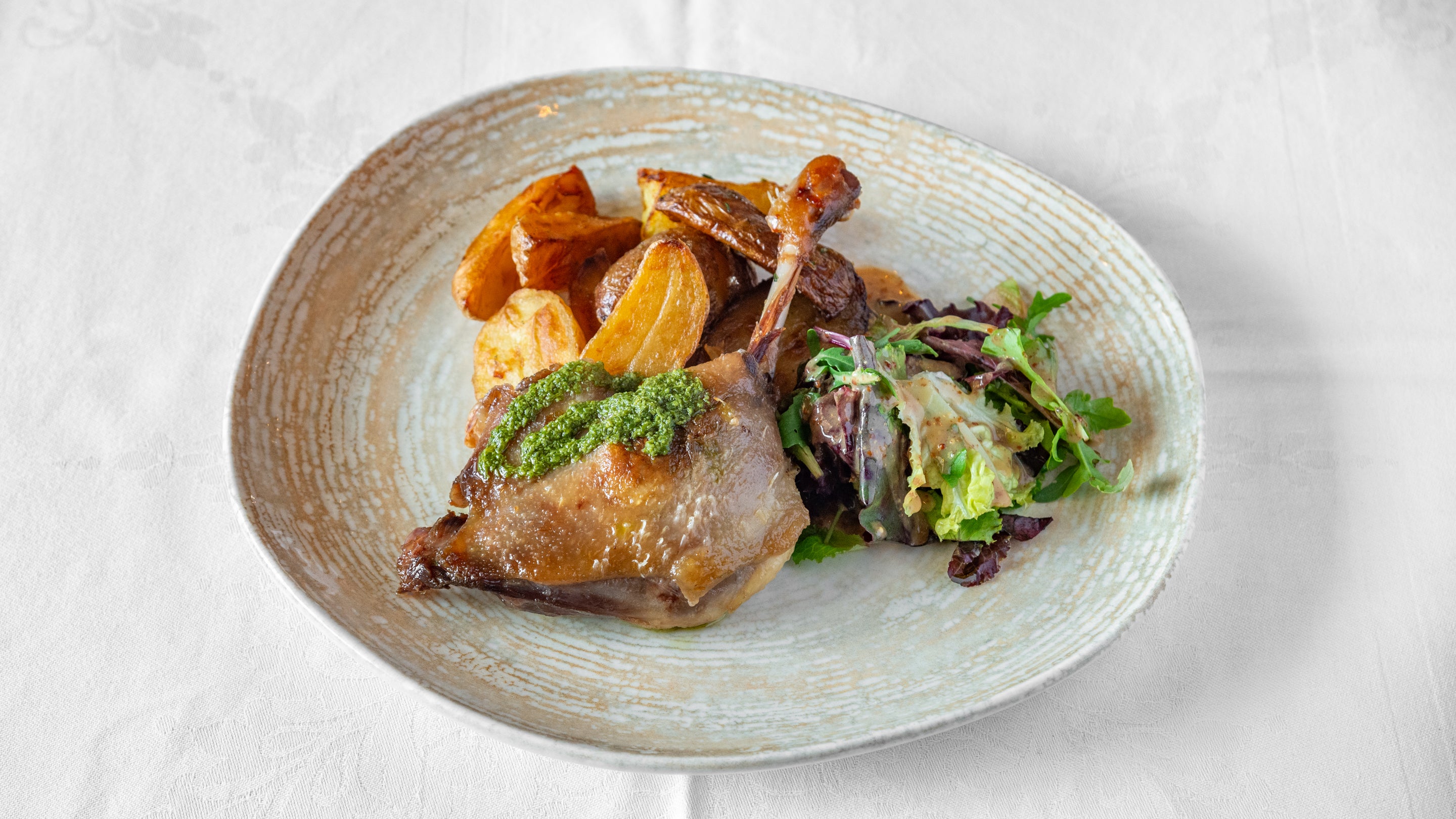 Le confit de canard maison, pommes sautées à l’ail