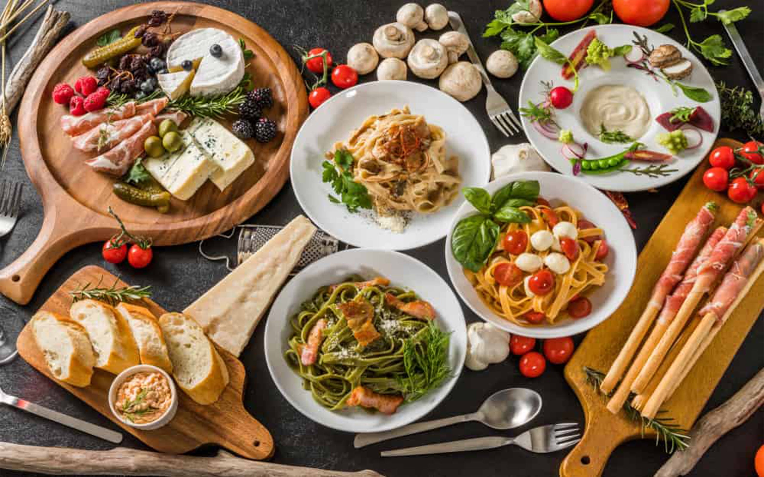 Итальянские национальные блюда. Итальянская еда. Кухня Италии. Стол с едой.