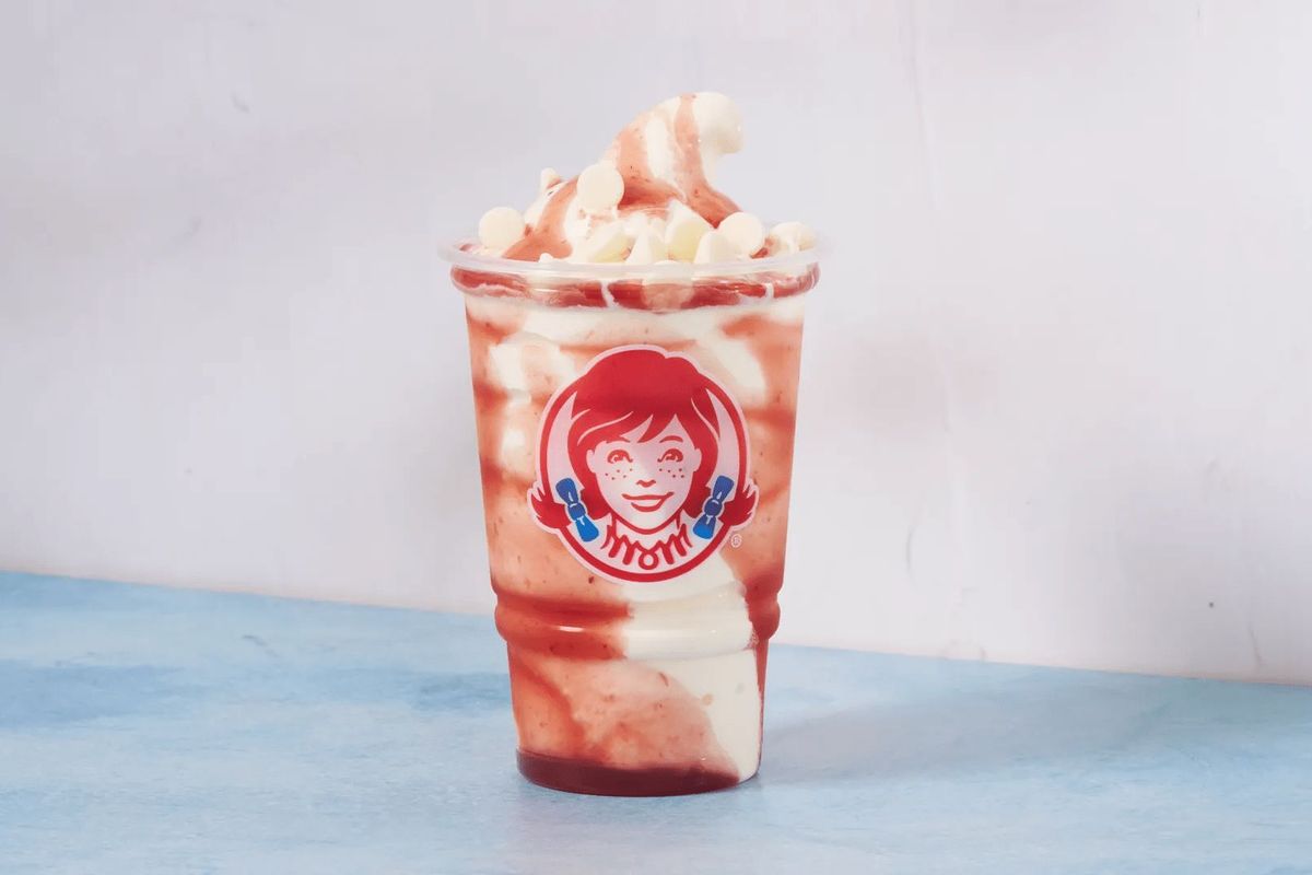 Large Vanilla Strawberries and Cream Frosty® 