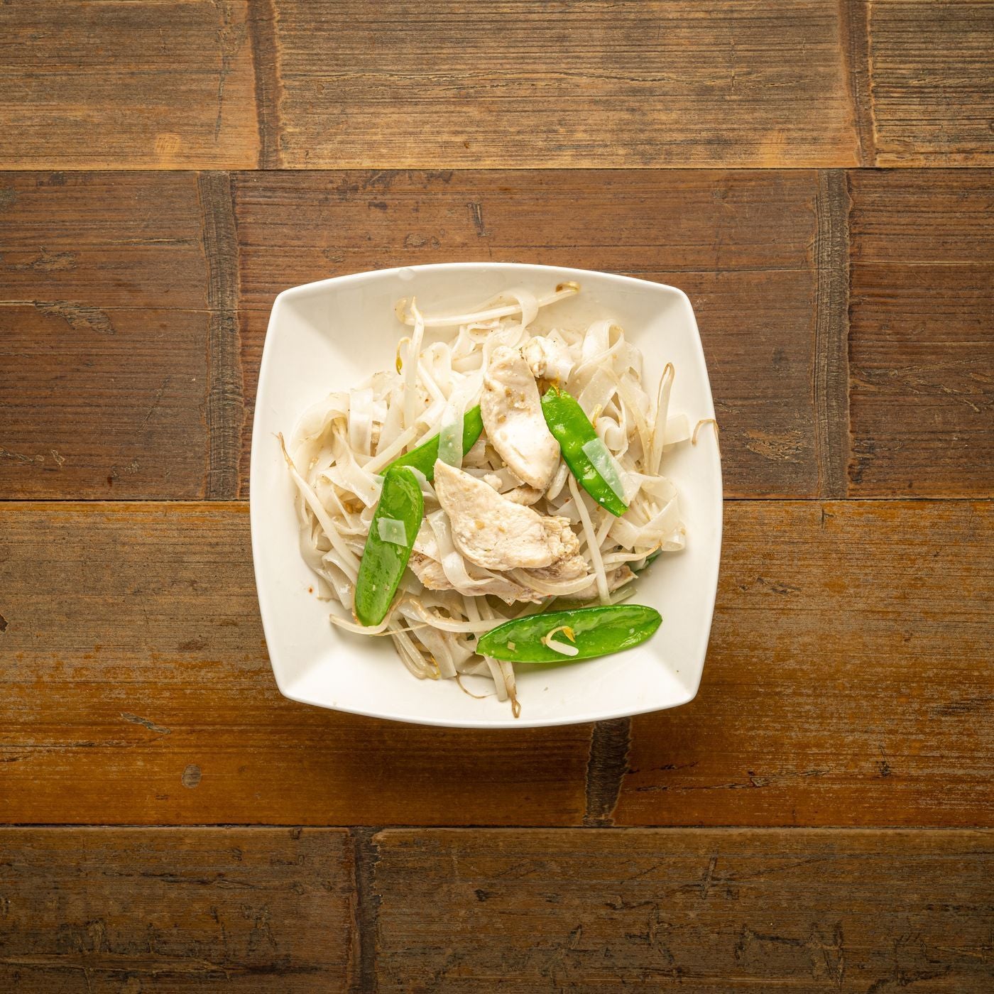 Wok-fried noodles with chicken