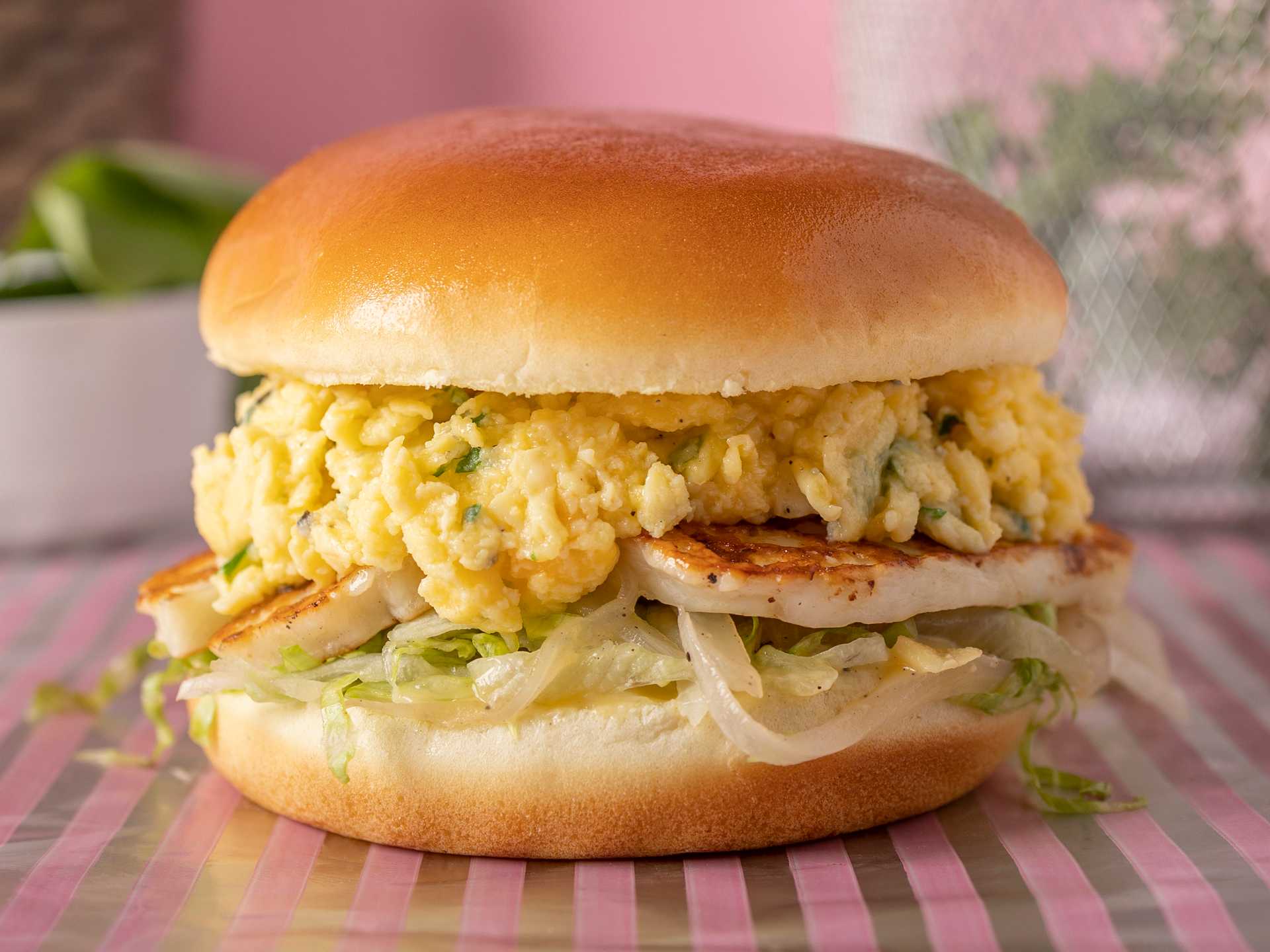 Halloum & Eggs Bun