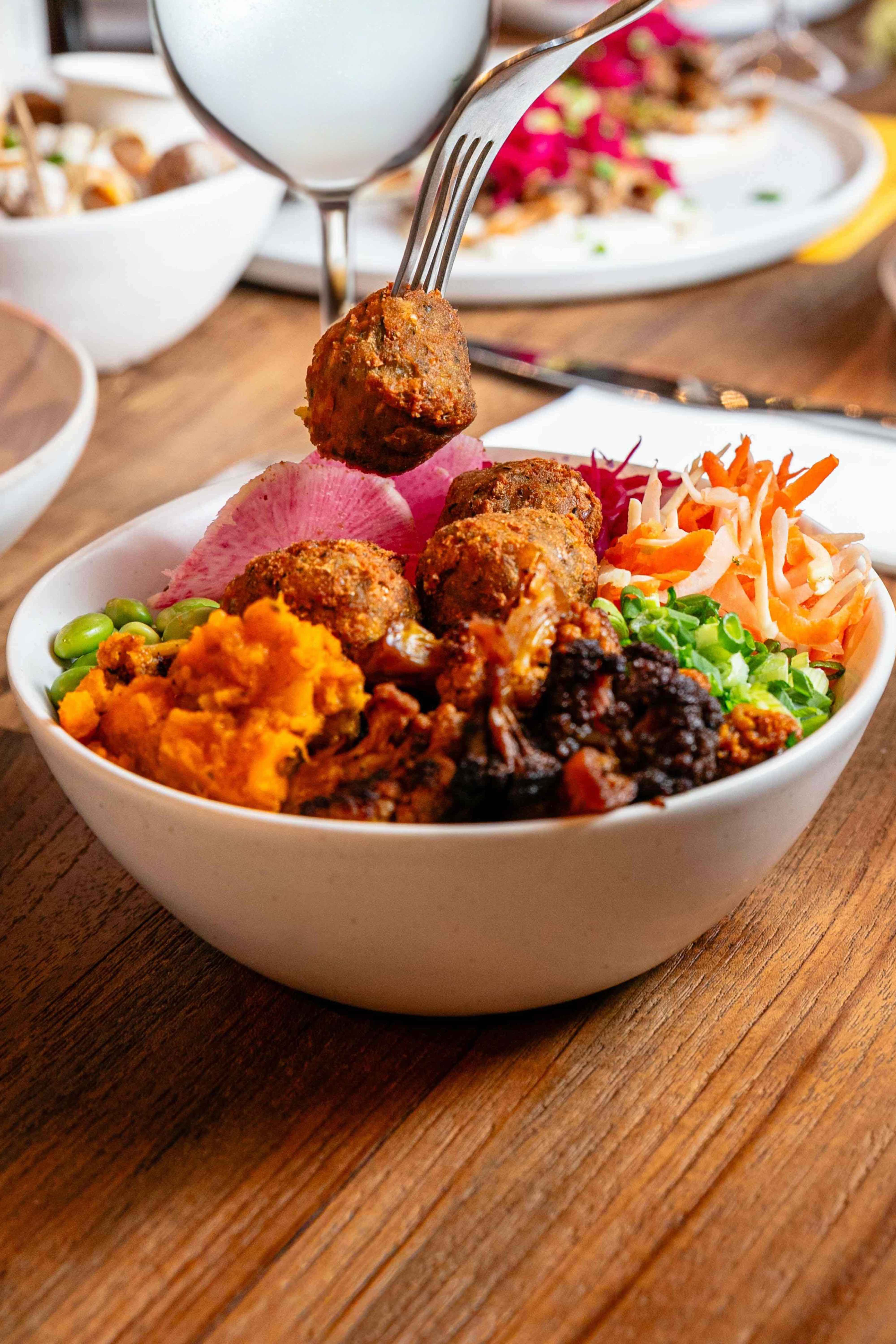 Bowl Veggie – Légumes, falafel et riz vinaigré