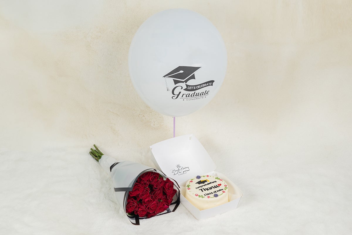 Thanu Graduation Cake With Flowers Balloon
