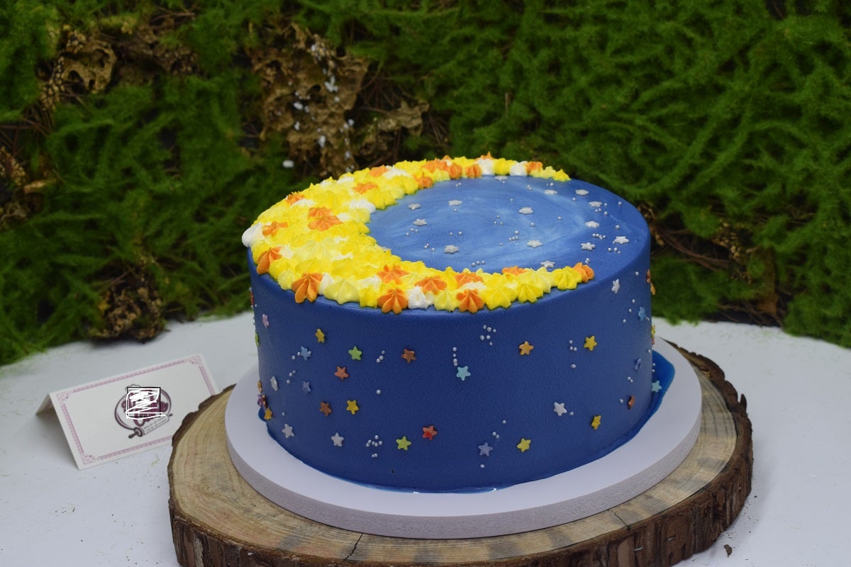 Half Moon (8 Inches) (Serves 8-10 Persons)