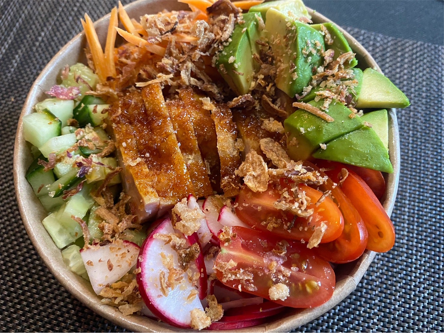 Poké bowl poulet pané et légumes