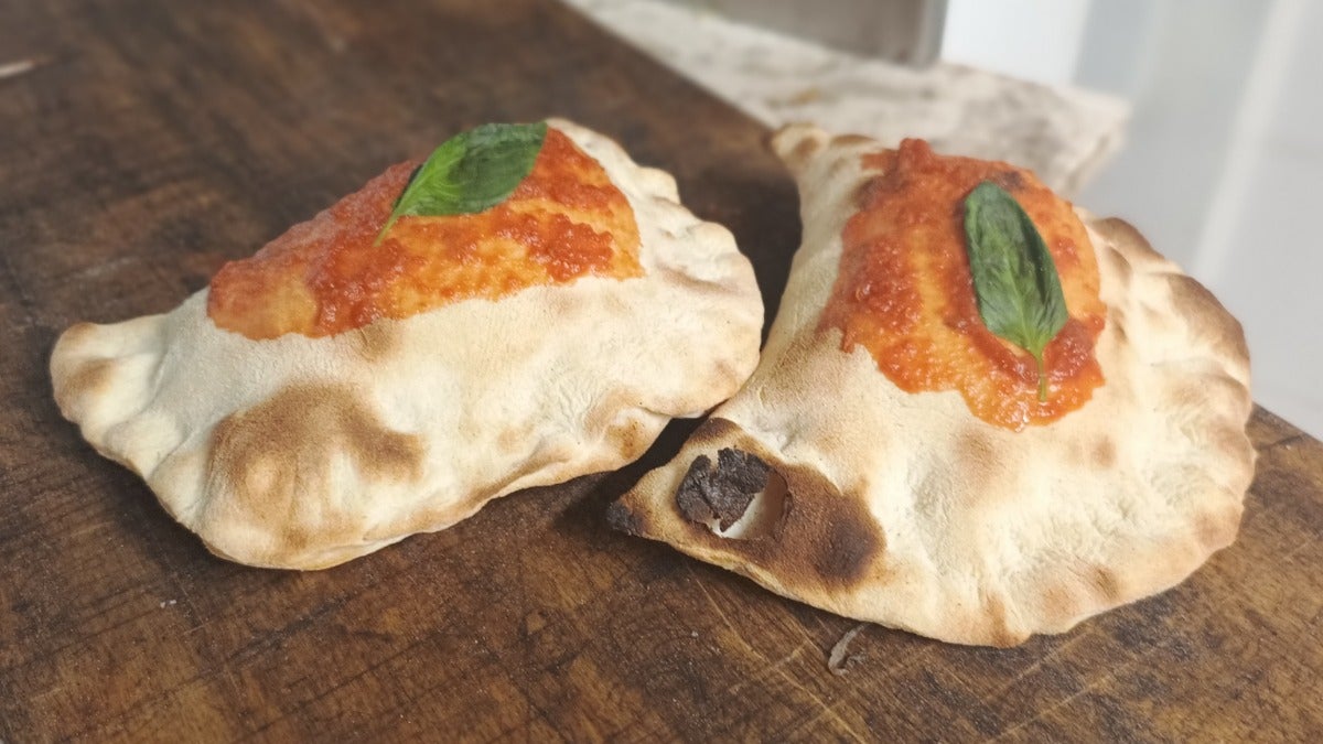 Calzone con pomodoro e mozzarella