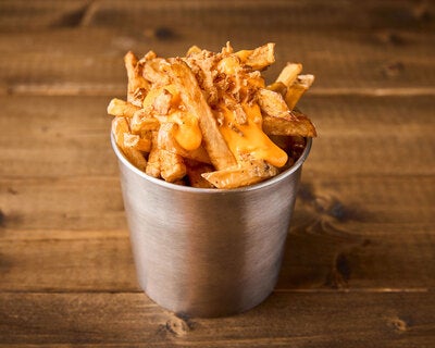 Frites au Cheddar et Oignons Frits
