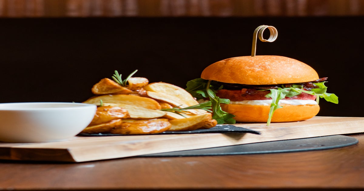 Ricetta Hamburger alla piastra con burrata e cipollotti al basilico