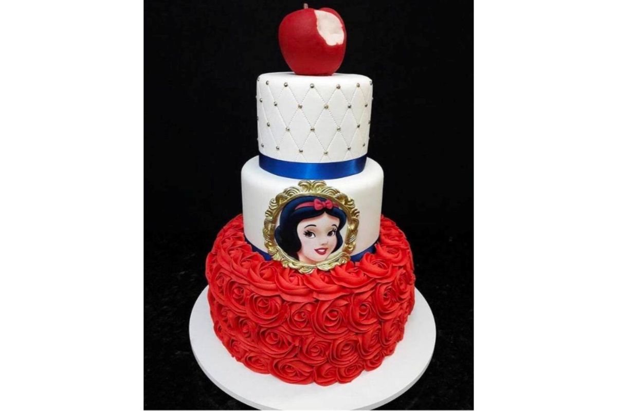 Snow White Cake (Serves 20 Persons)