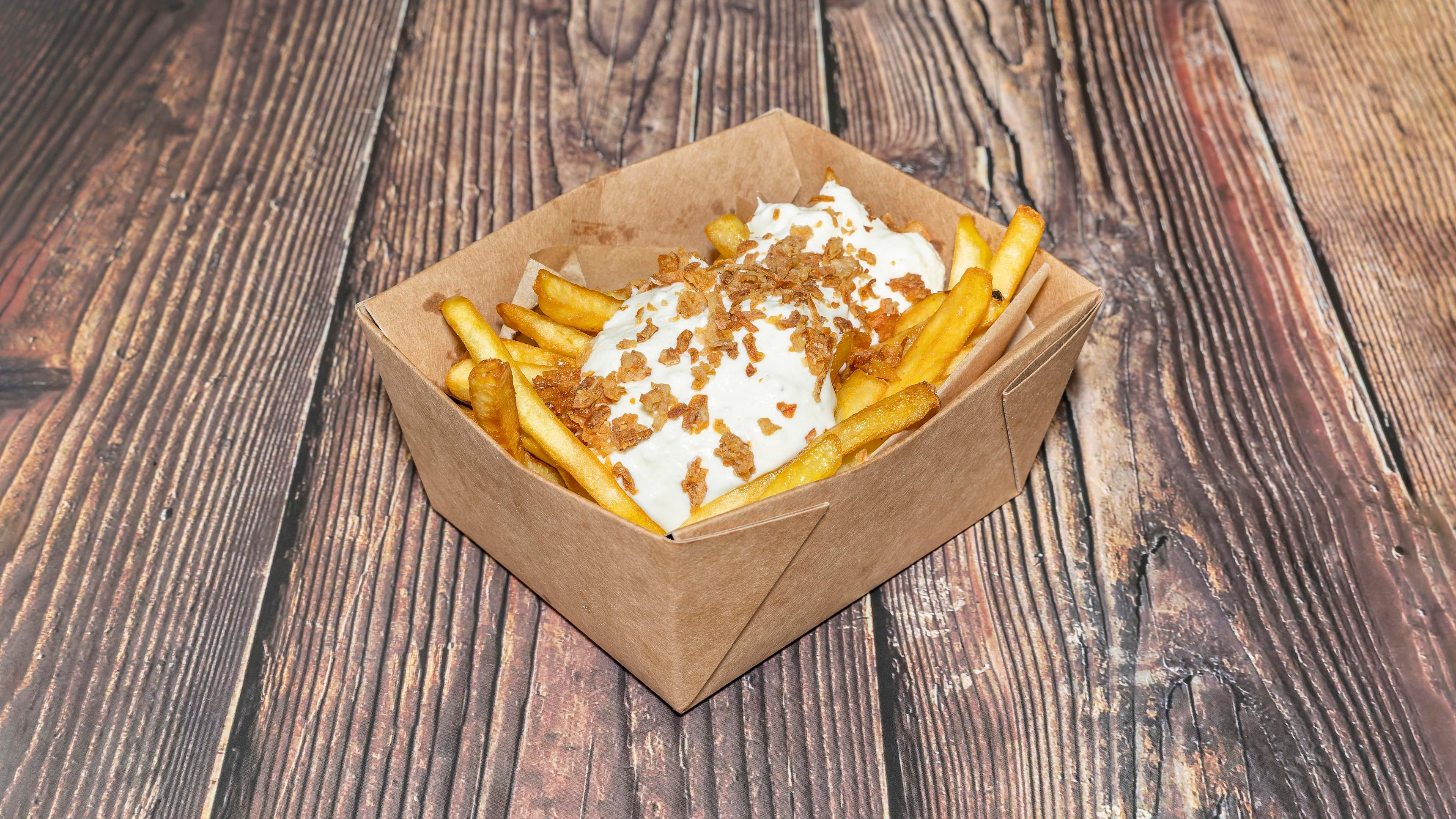Frites Oignons Frits Sauce Fromagère