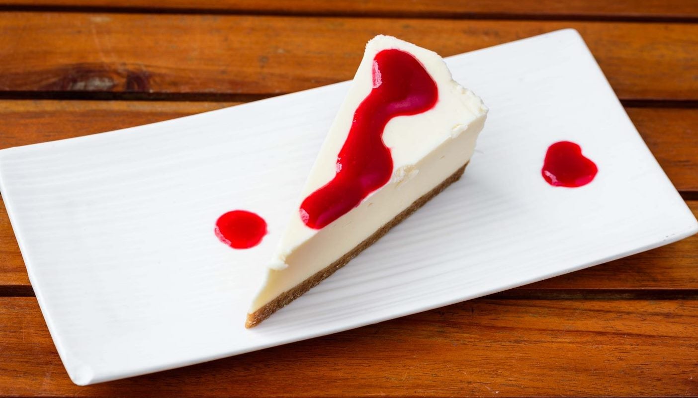 Cheesecake new yorkais avec coulis de fruits rouges