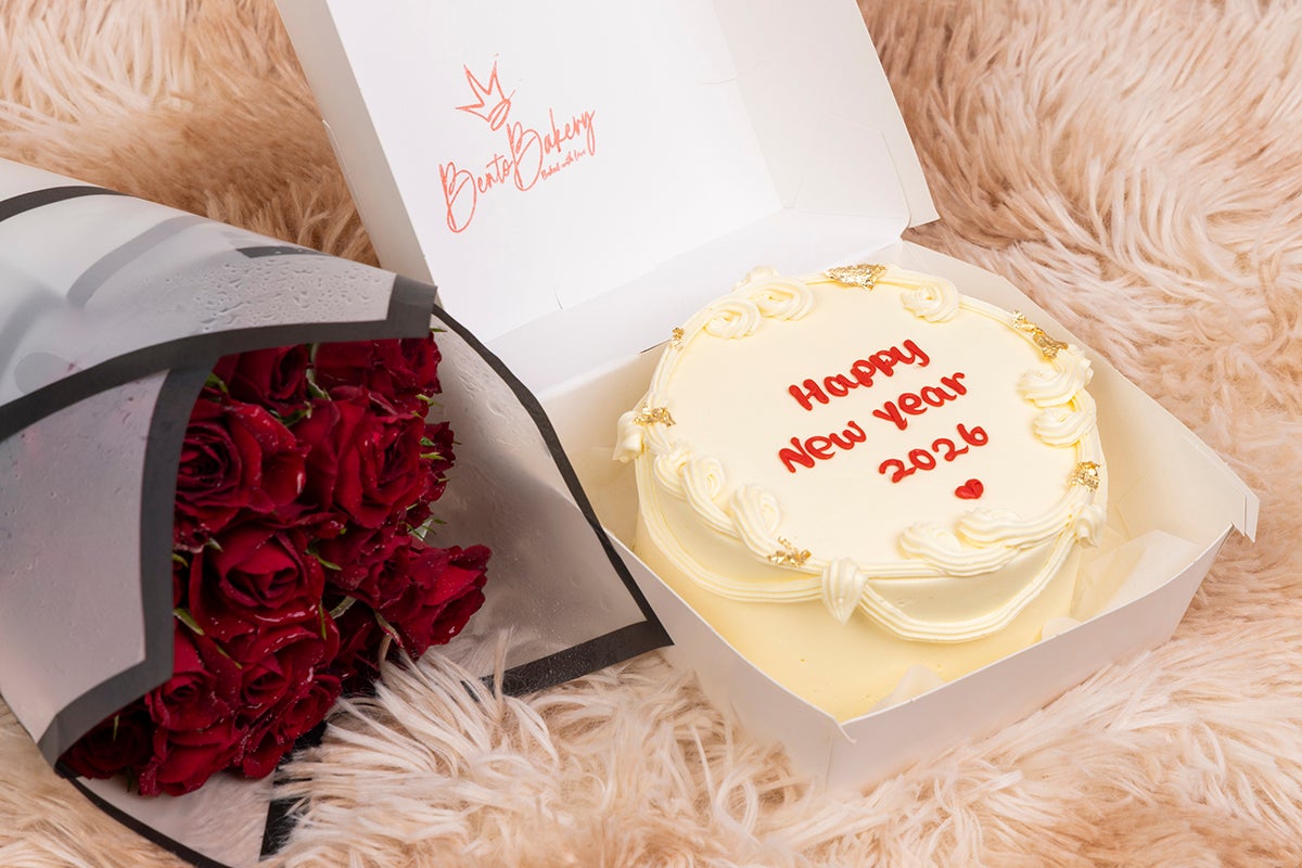 Gold Touch 2026 Happy New Year Cake with Flowers