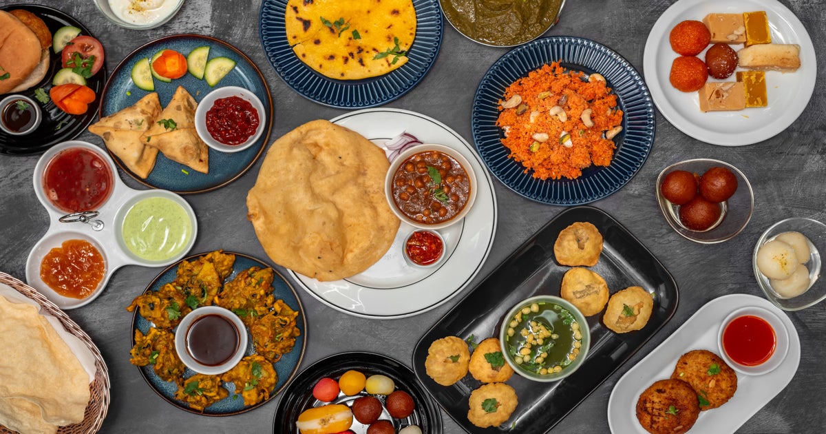 Crown Sweet Centre & Indian Street Food Smethwick / The Hawthorns