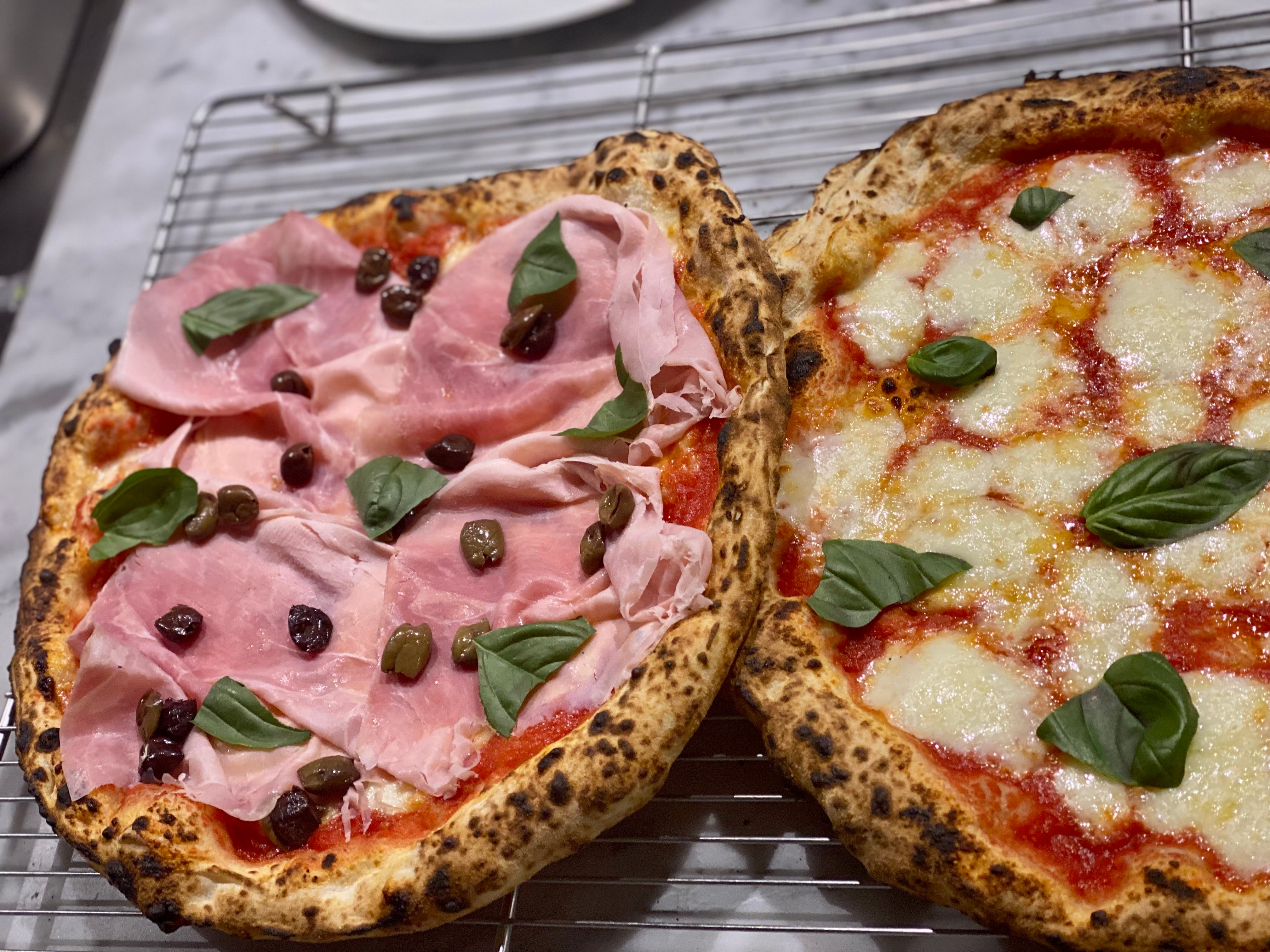 Pizza con salsiccia, n'duja calabrese e burrata campana DOP