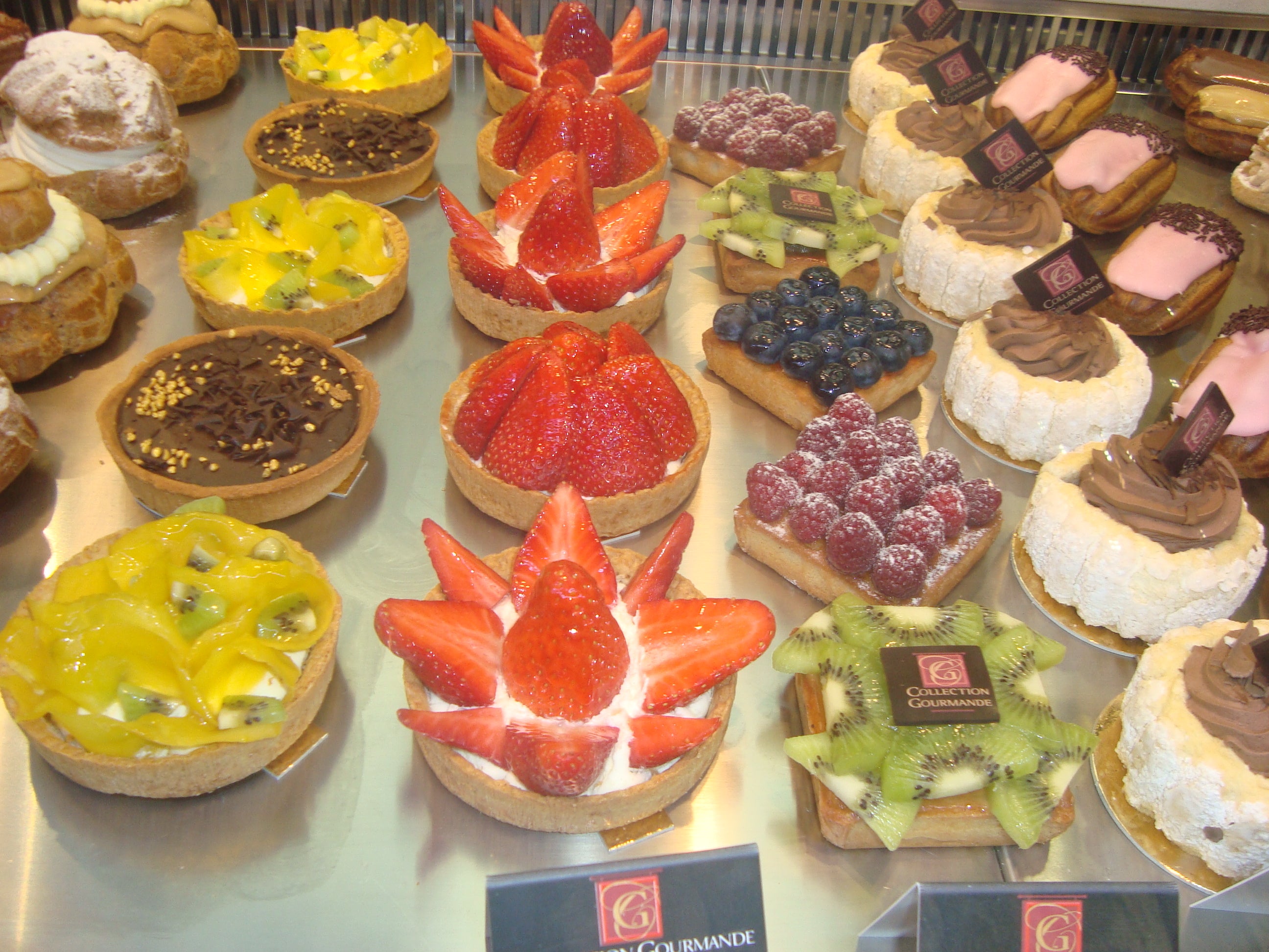 TARTELETTES: FRAISE,FRAMBOISE; POMMES, ABRICOT-PISTACHE