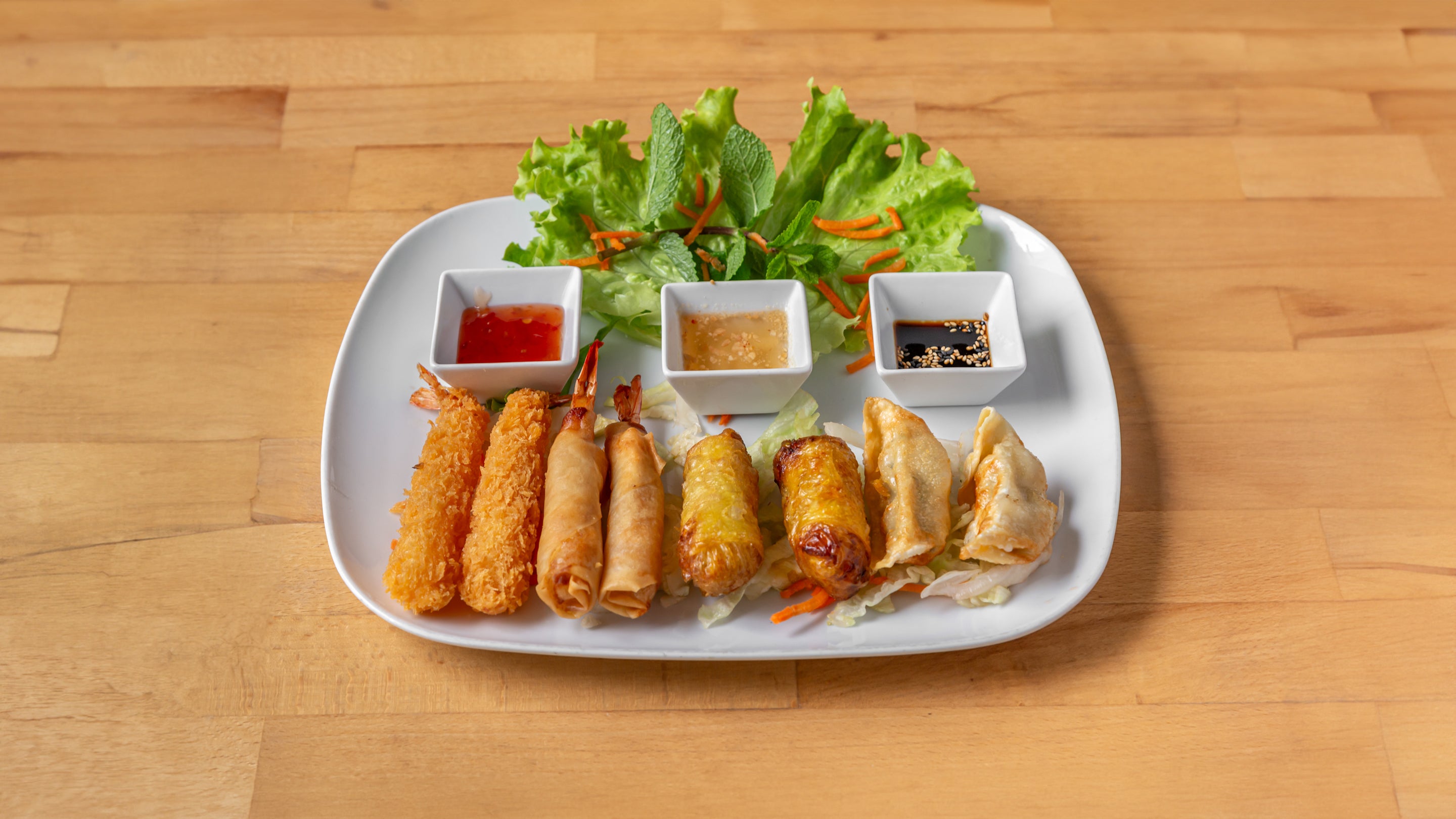 E8 Assortiment 2 nems poulet 2 beignets crevettes 2 Gyo za poulet 2 nems crevettes