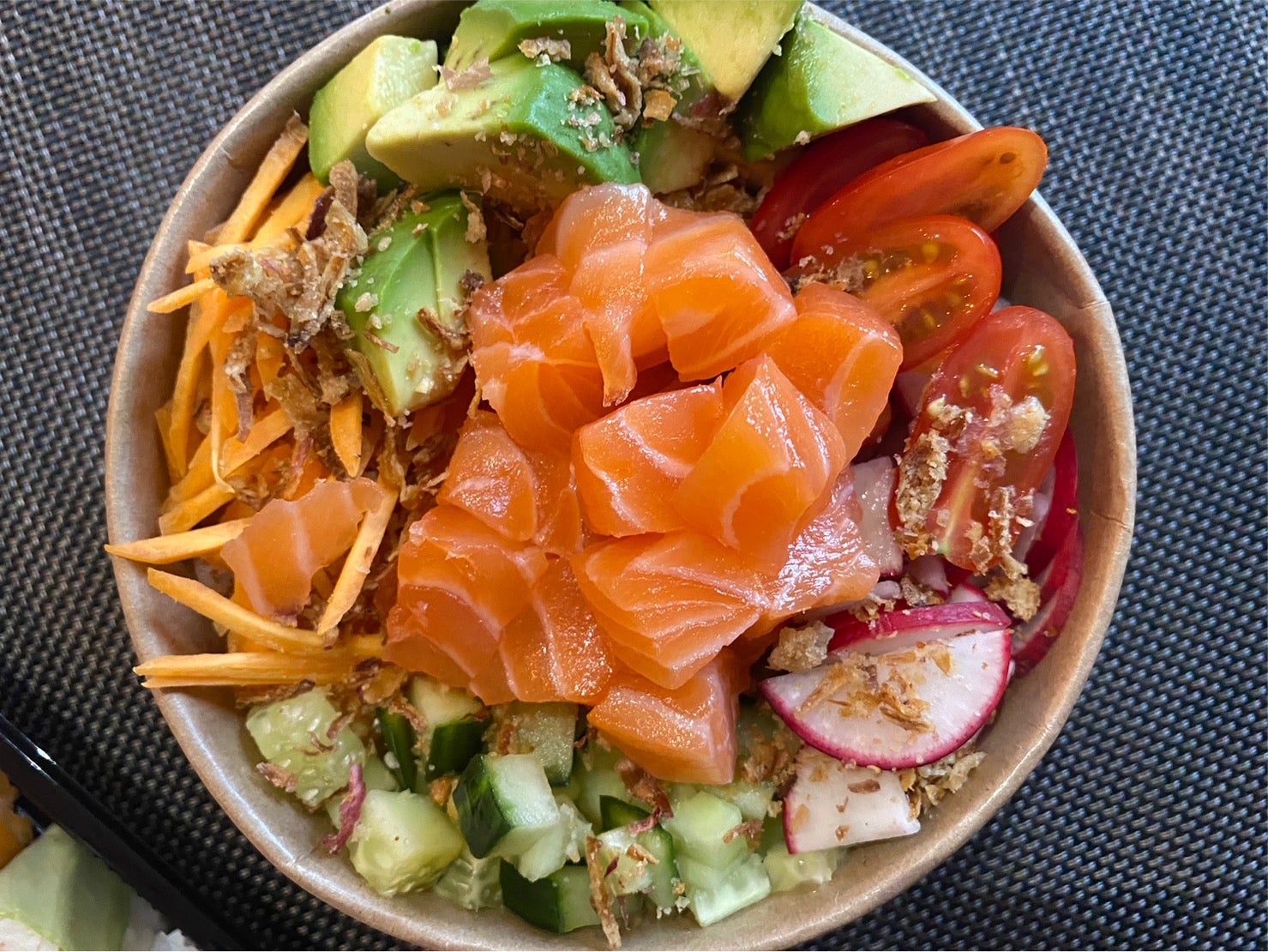 Poké bowl saumon et légumes
