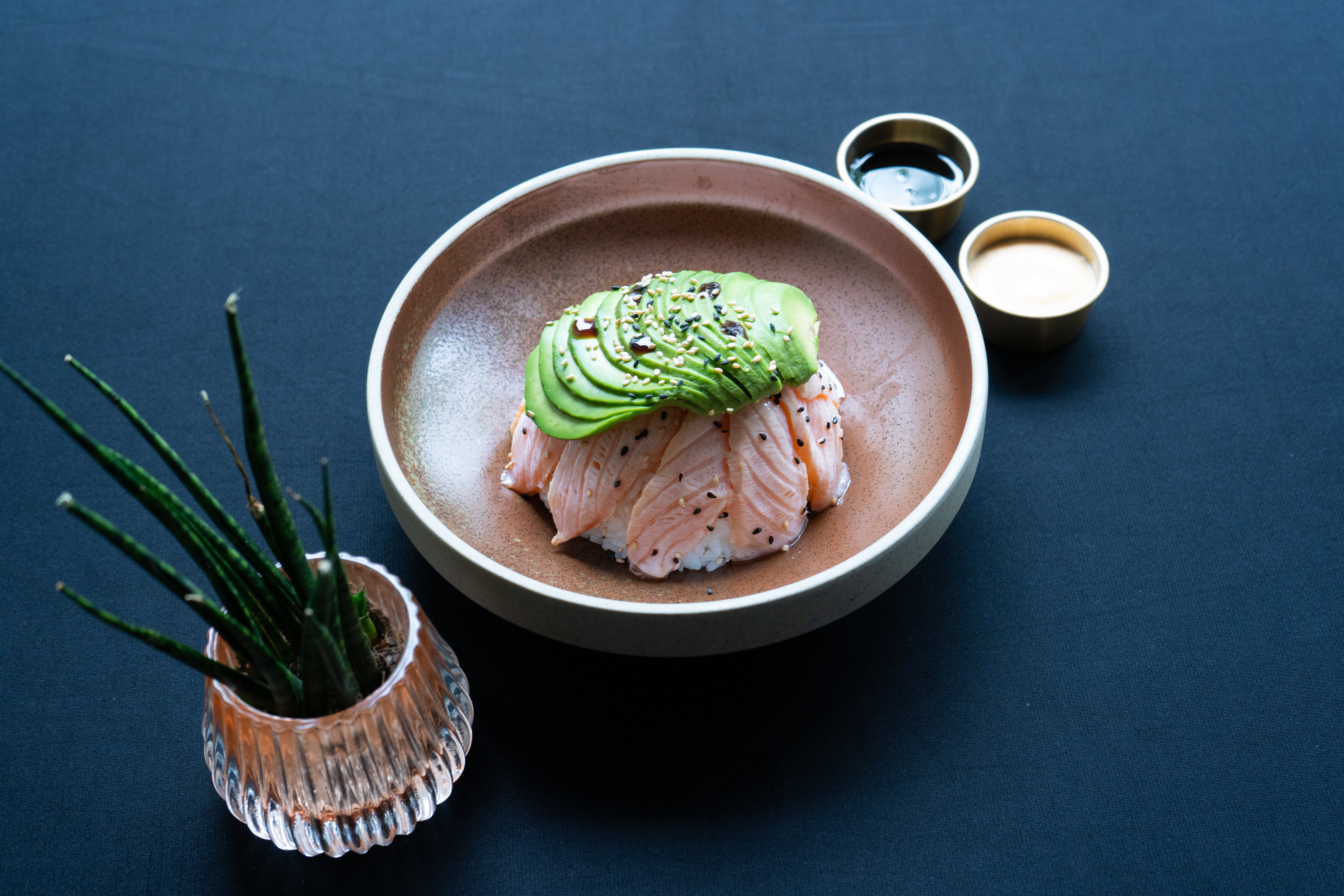 CHIRACHI SAUMON BRAISÉ AVOCAT