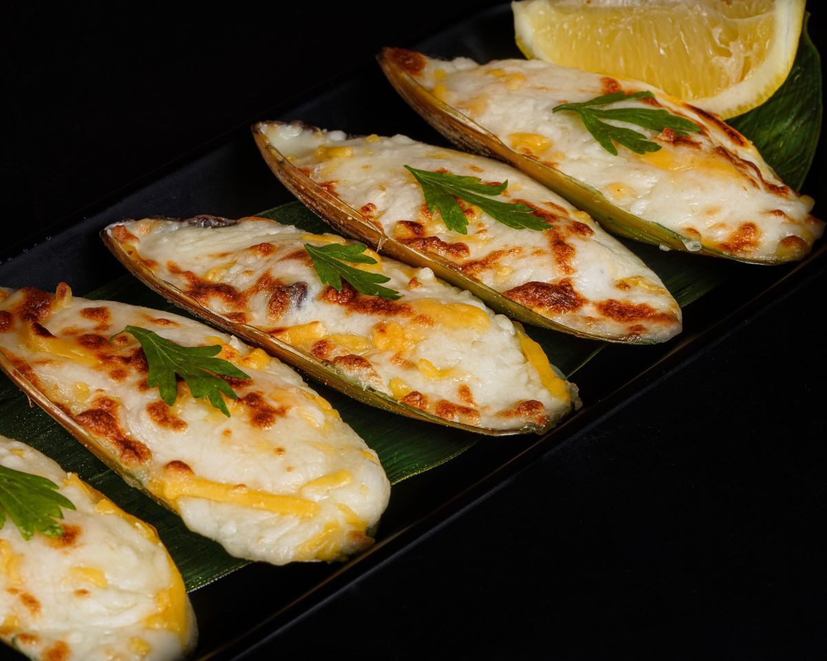 Cheesy Garlic Mussels