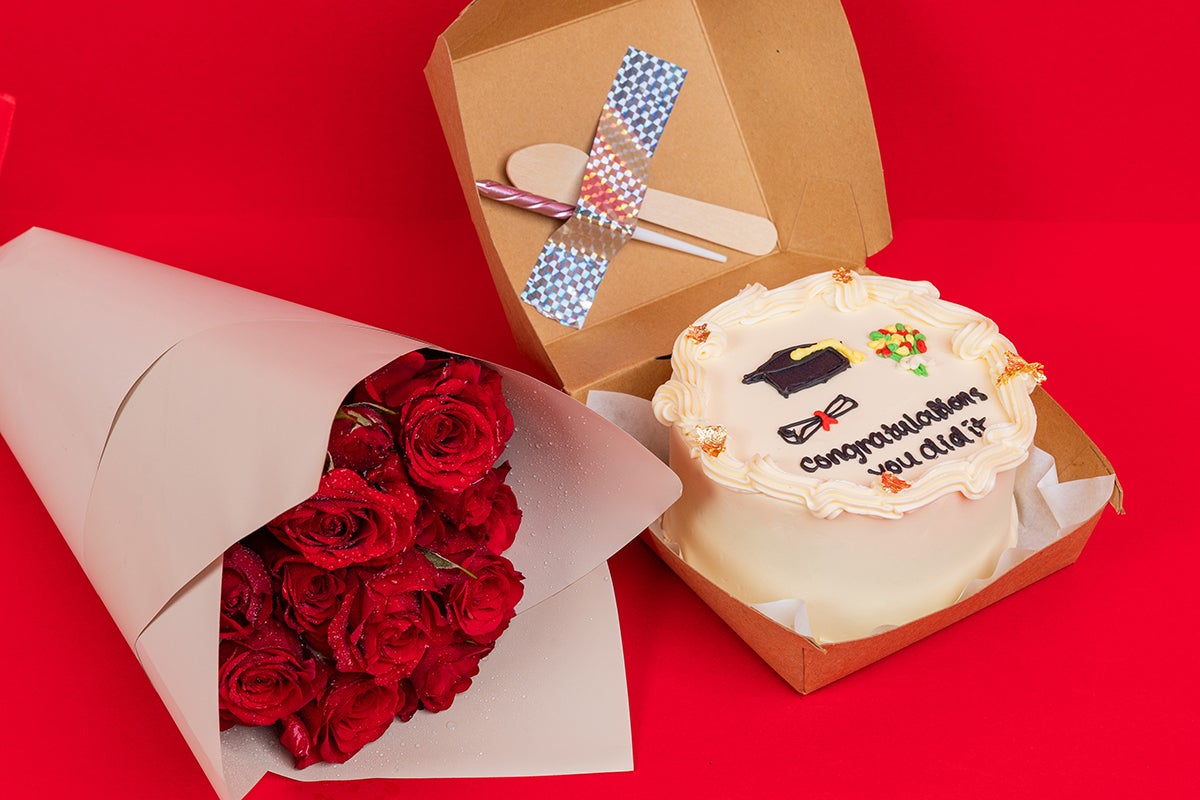 Hat border graduation cake With flowers